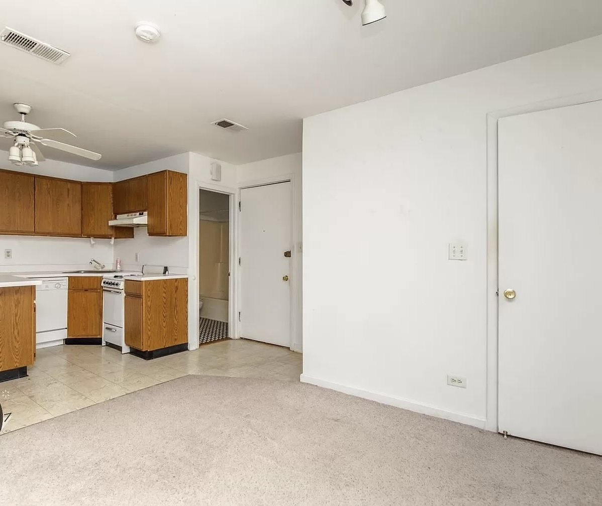 3037 N southport Avenue Unit: 1R