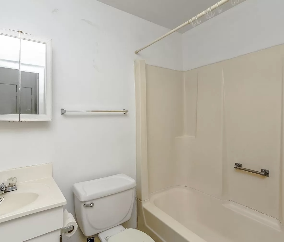 3037 N southport Avenue Unit: 1R