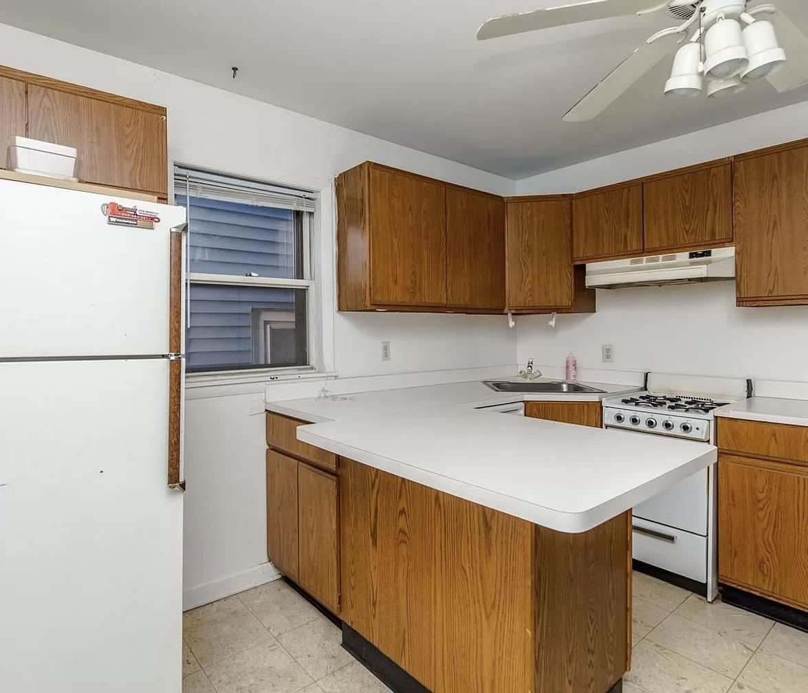 3037 N southport Avenue Unit: 1R