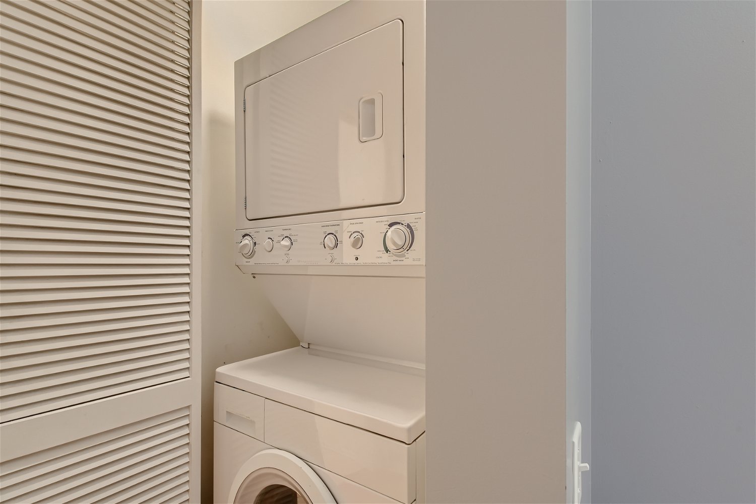 210 S Desplaines Street Unit: 1003