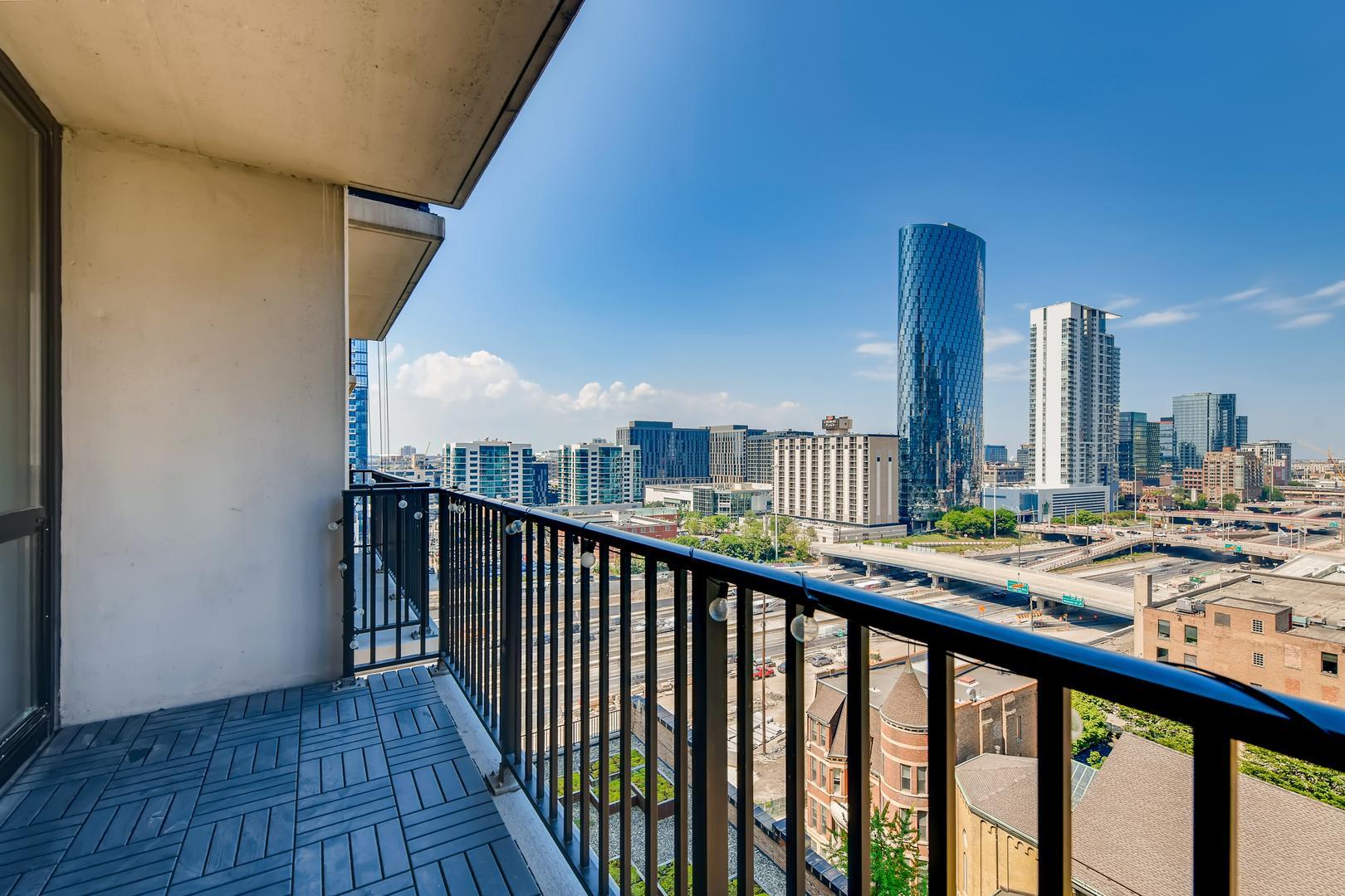 210 S Desplaines Street Unit: 1003
