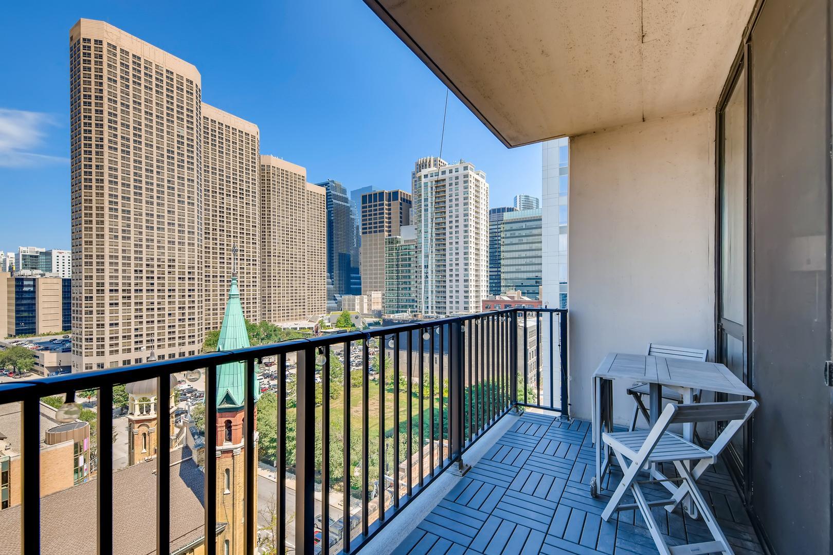 210 S Desplaines Street Unit: 1003