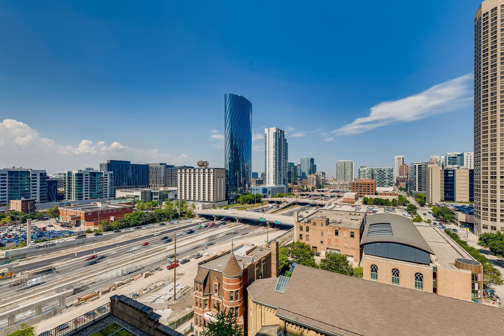 210 S Desplaines Street Unit: 1003