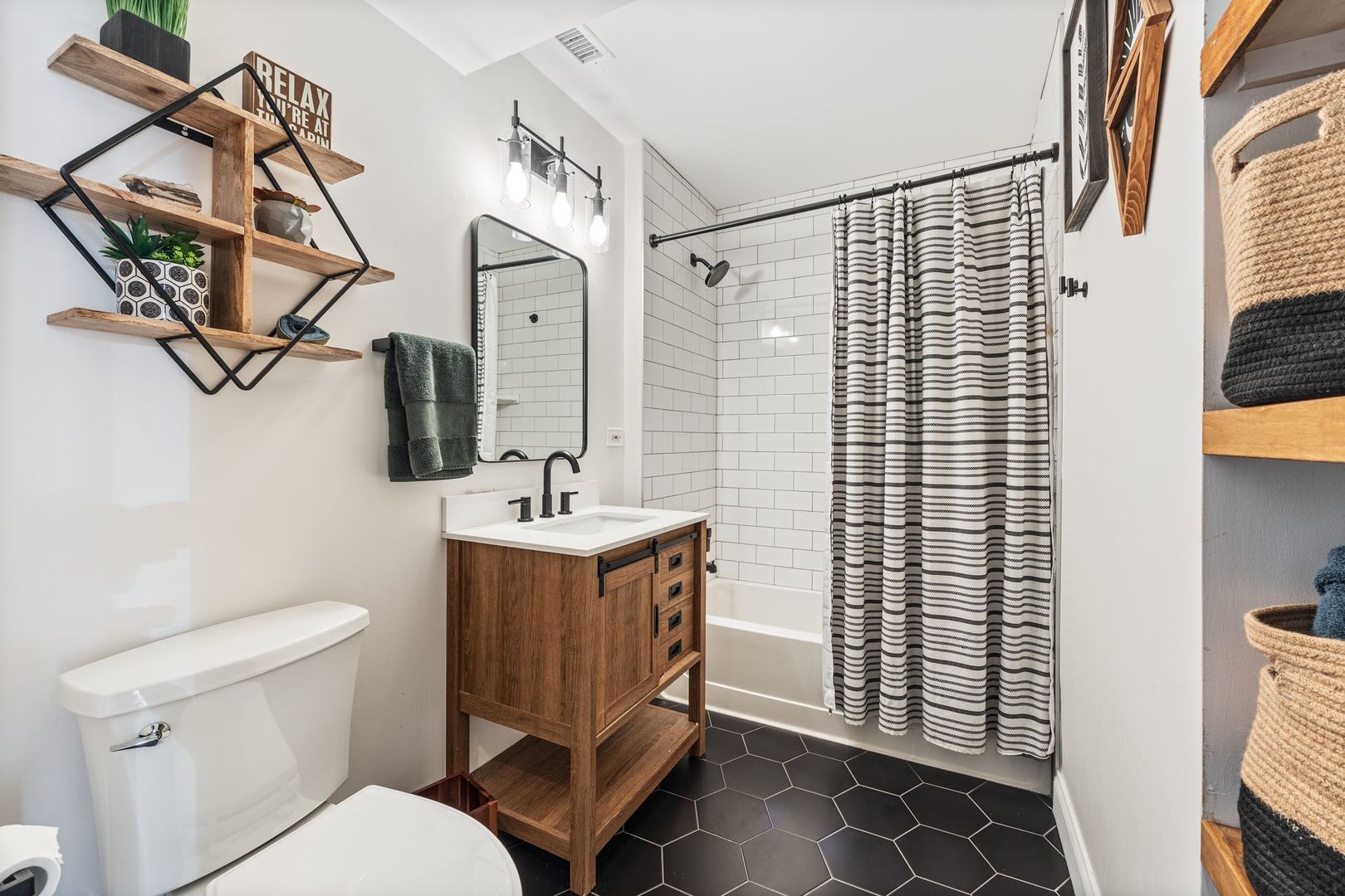 3944 N Claremont Avenue Unit: 205