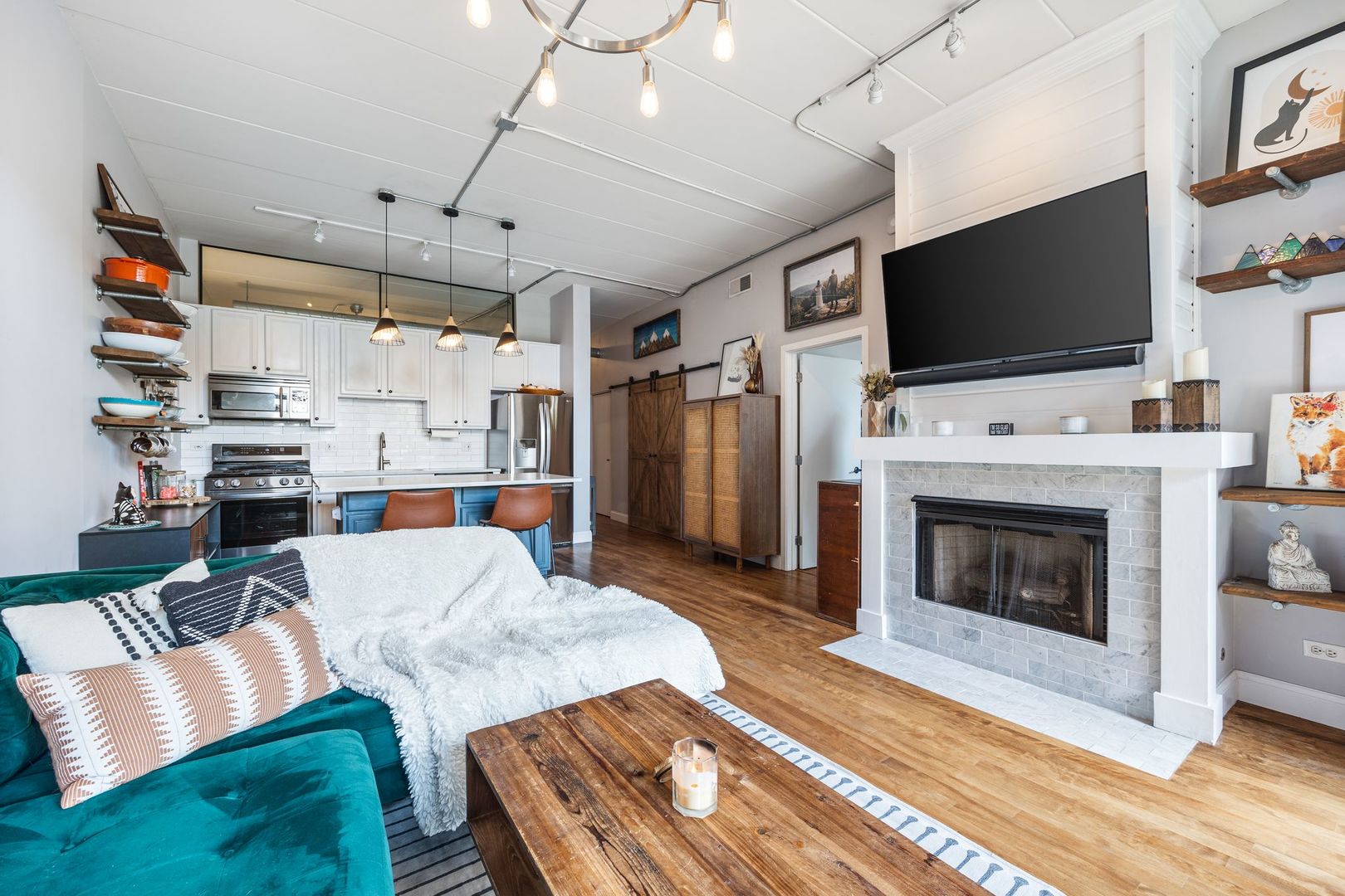 3944 N Claremont Avenue Unit: 205