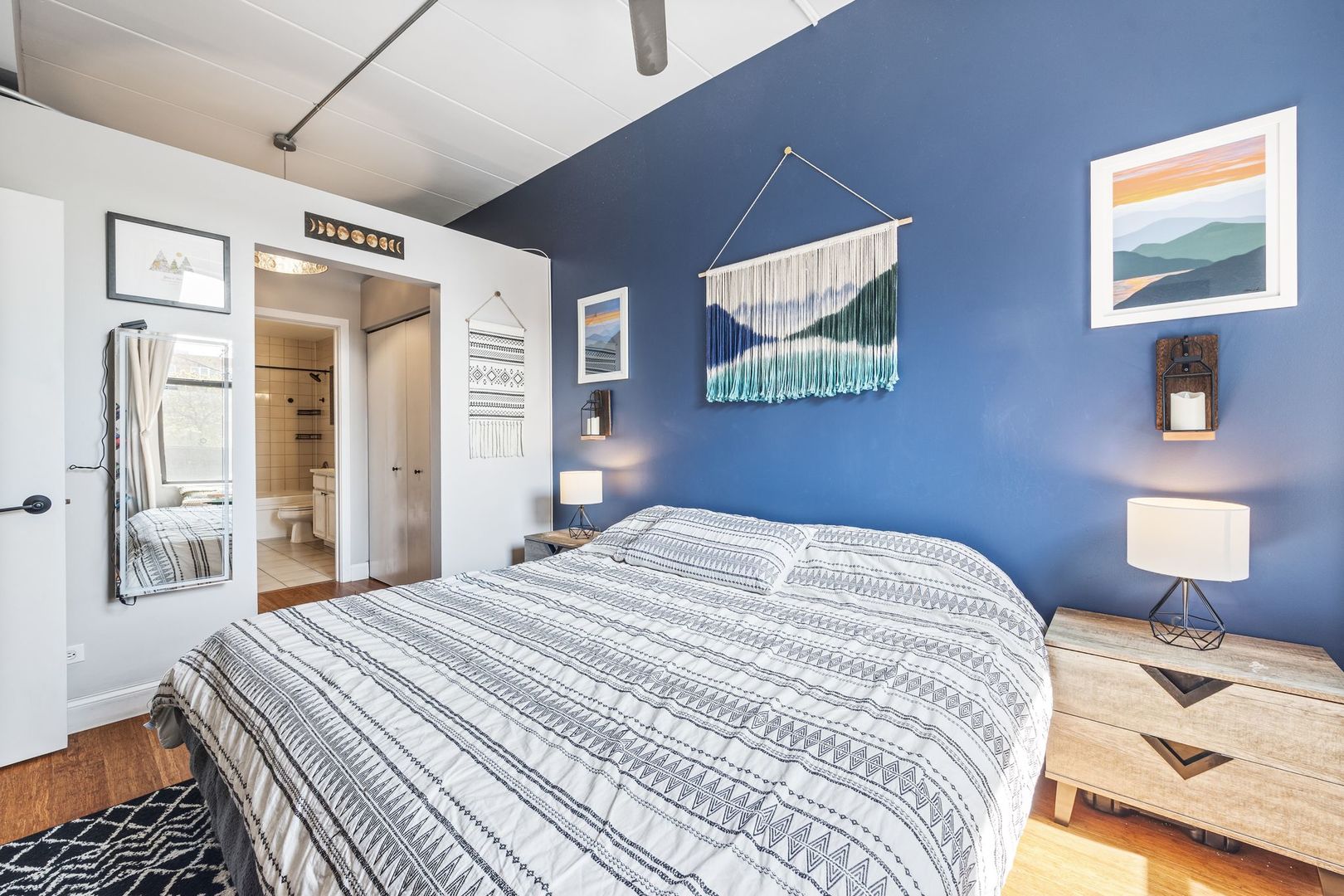 3944 N Claremont Avenue Unit: 205