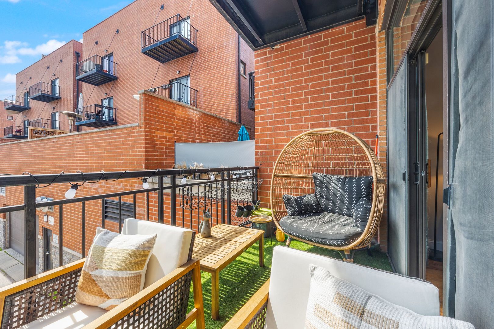 3944 N Claremont Avenue Unit: 205