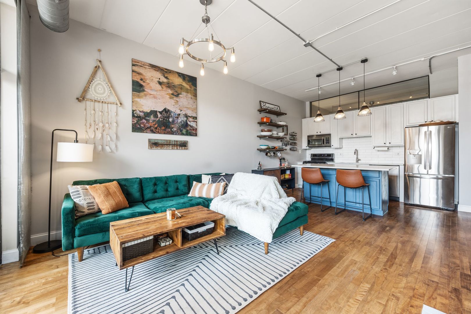 3944 N Claremont Avenue Unit: 205