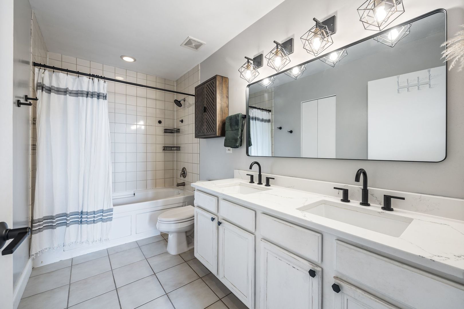 3944 N Claremont Avenue Unit: 205