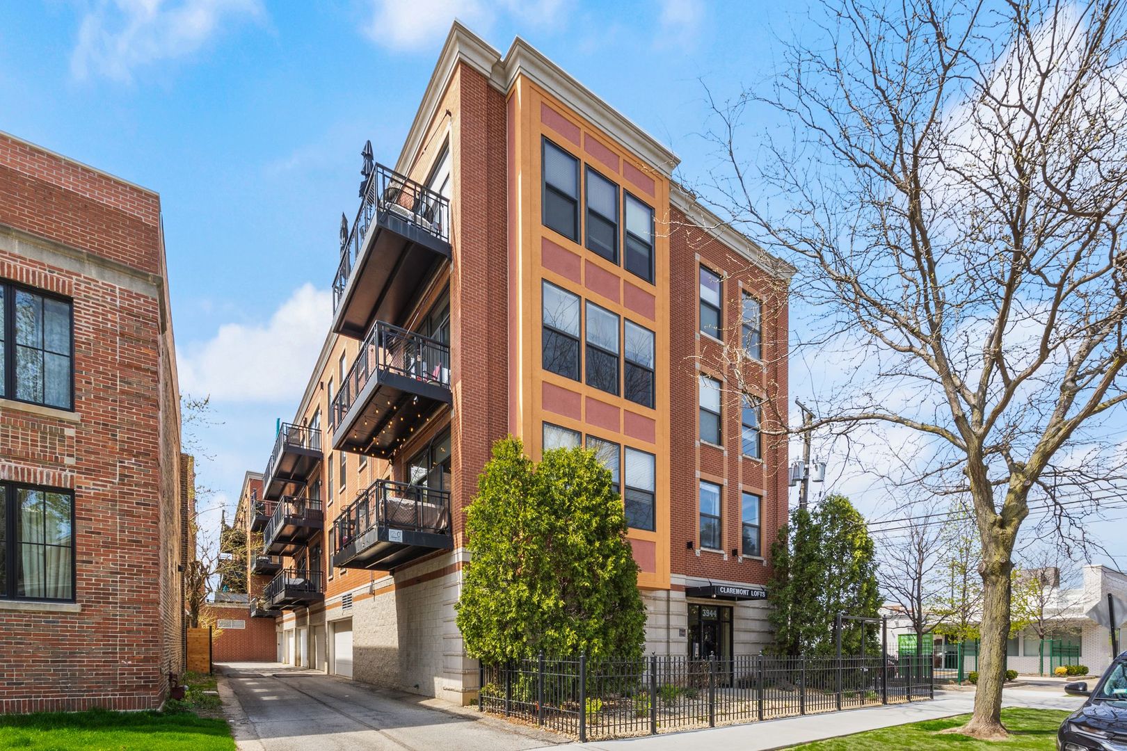 3944 N Claremont Avenue Unit: 205