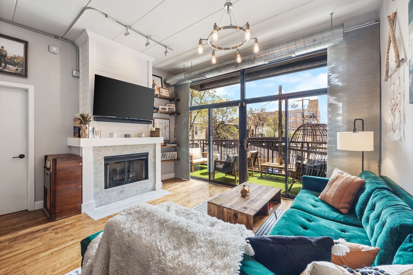 3944 N Claremont Avenue Unit: 205