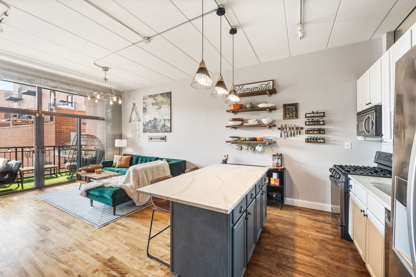 3944 N Claremont Avenue Unit: 205