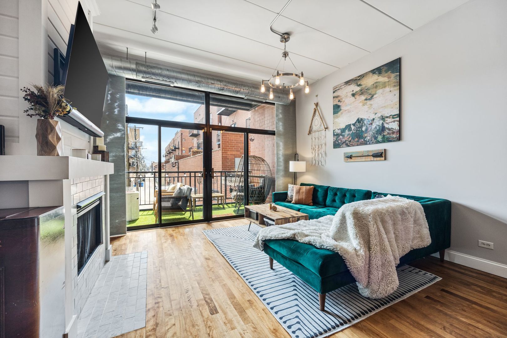 3944 N Claremont Avenue Unit: 205