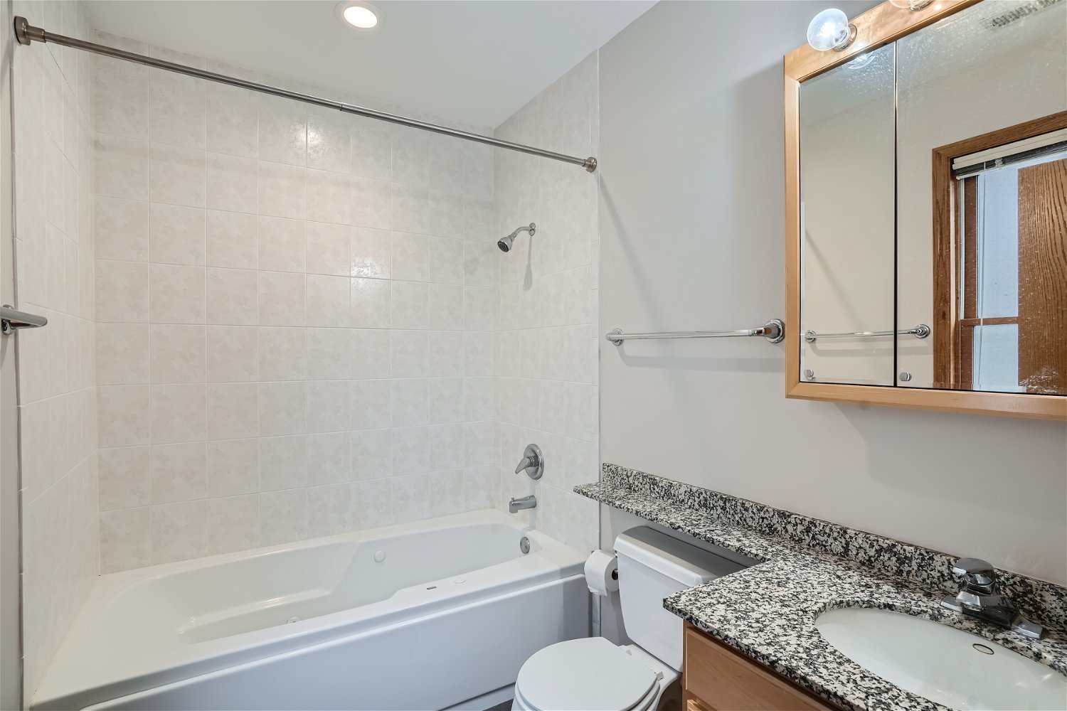 849 W LAKESIDE Place Unit: 2W