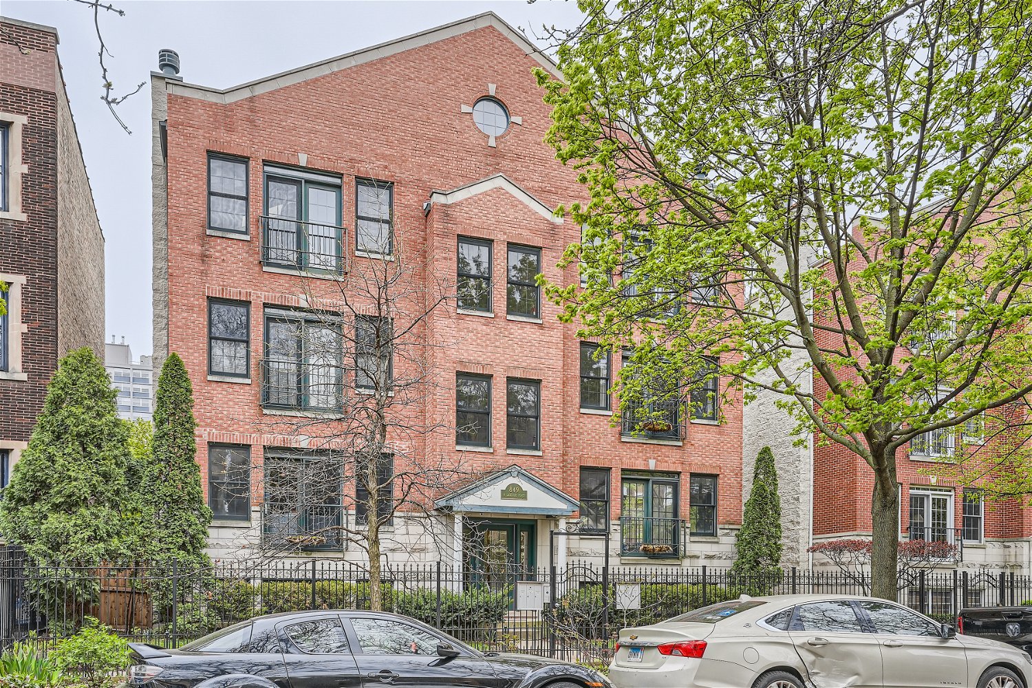 849 W LAKESIDE Place Unit: 2W