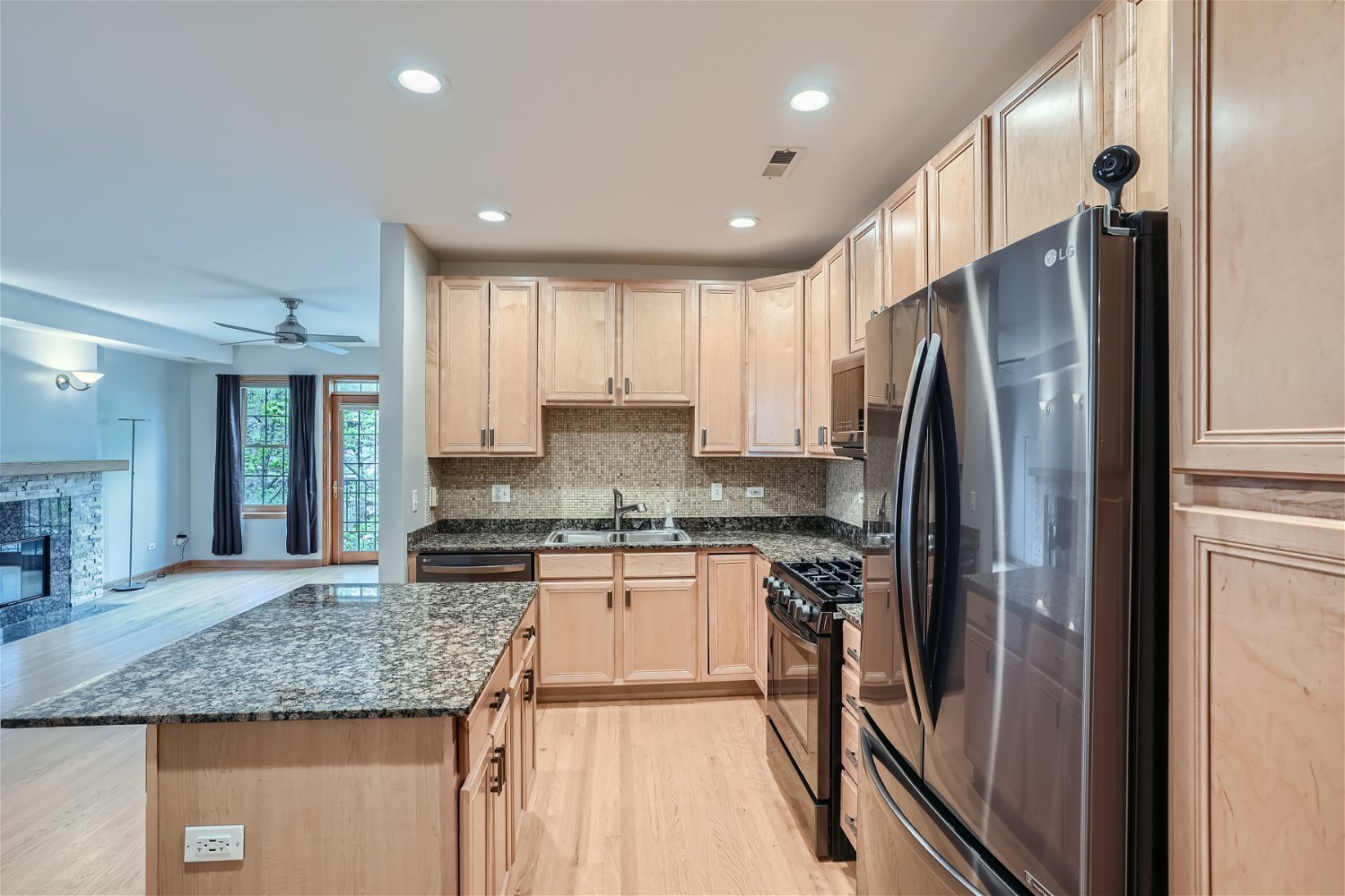 849 W LAKESIDE Place Unit: 2W