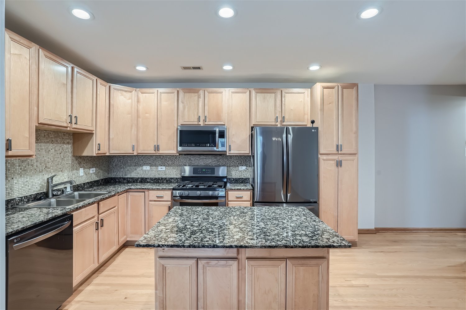 849 W LAKESIDE Place Unit: 2W