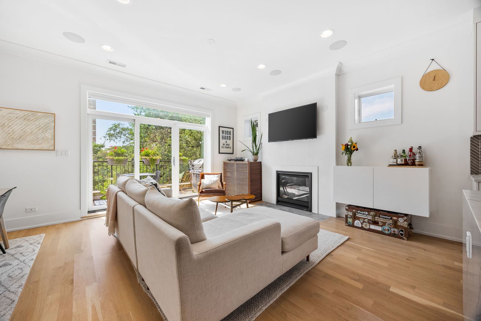 2028 W Le Moyne Street Unit: 3W
