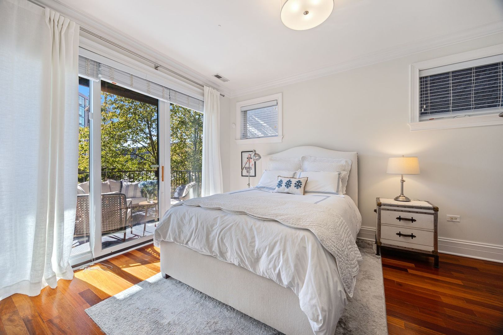 923 W Wrightwood Avenue Unit: 2