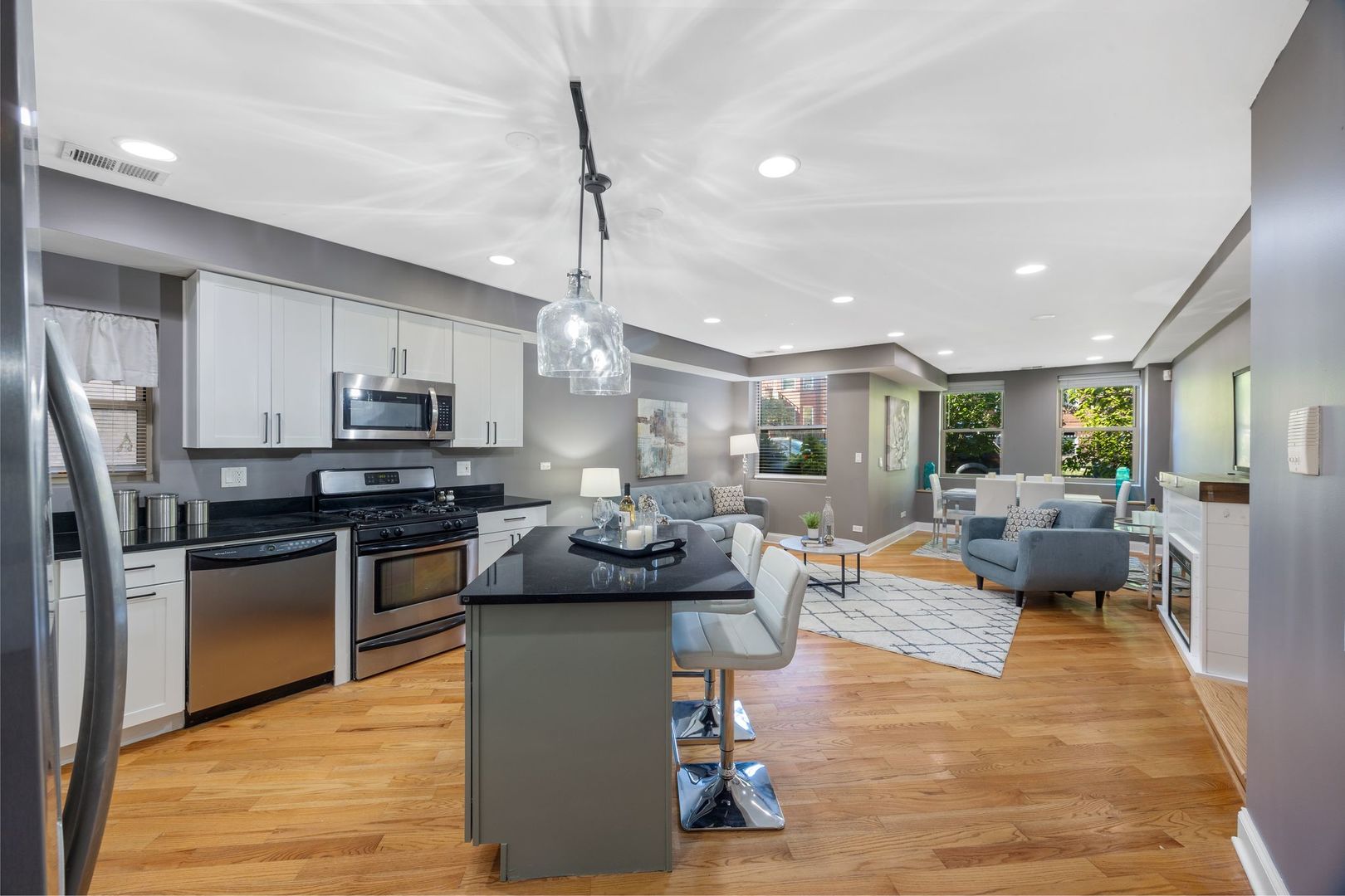 4937 N TROY Street Unit: 1