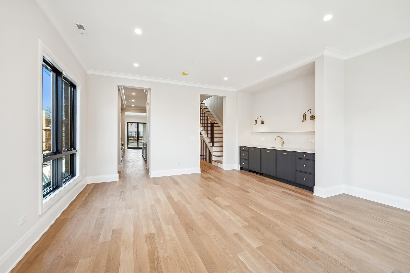 2745 N Bosworth Avenue Unit: 2