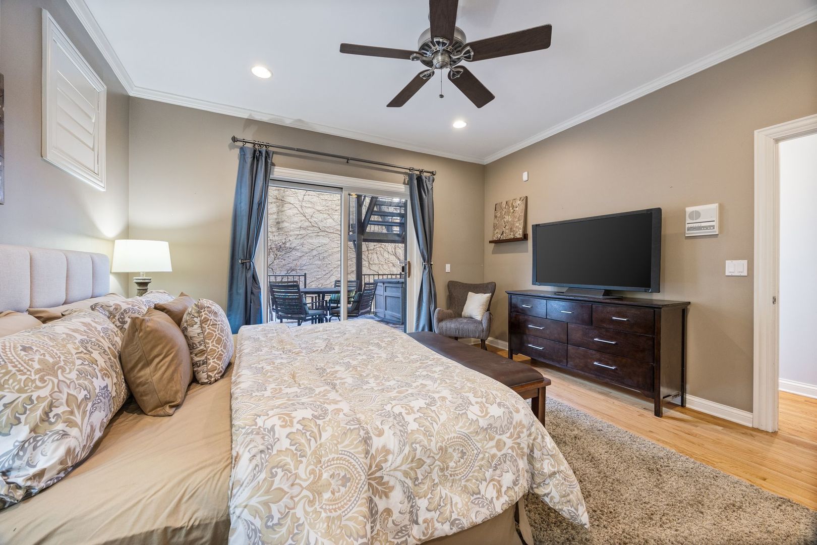 3732 N Kenmore Avenue Unit: 1