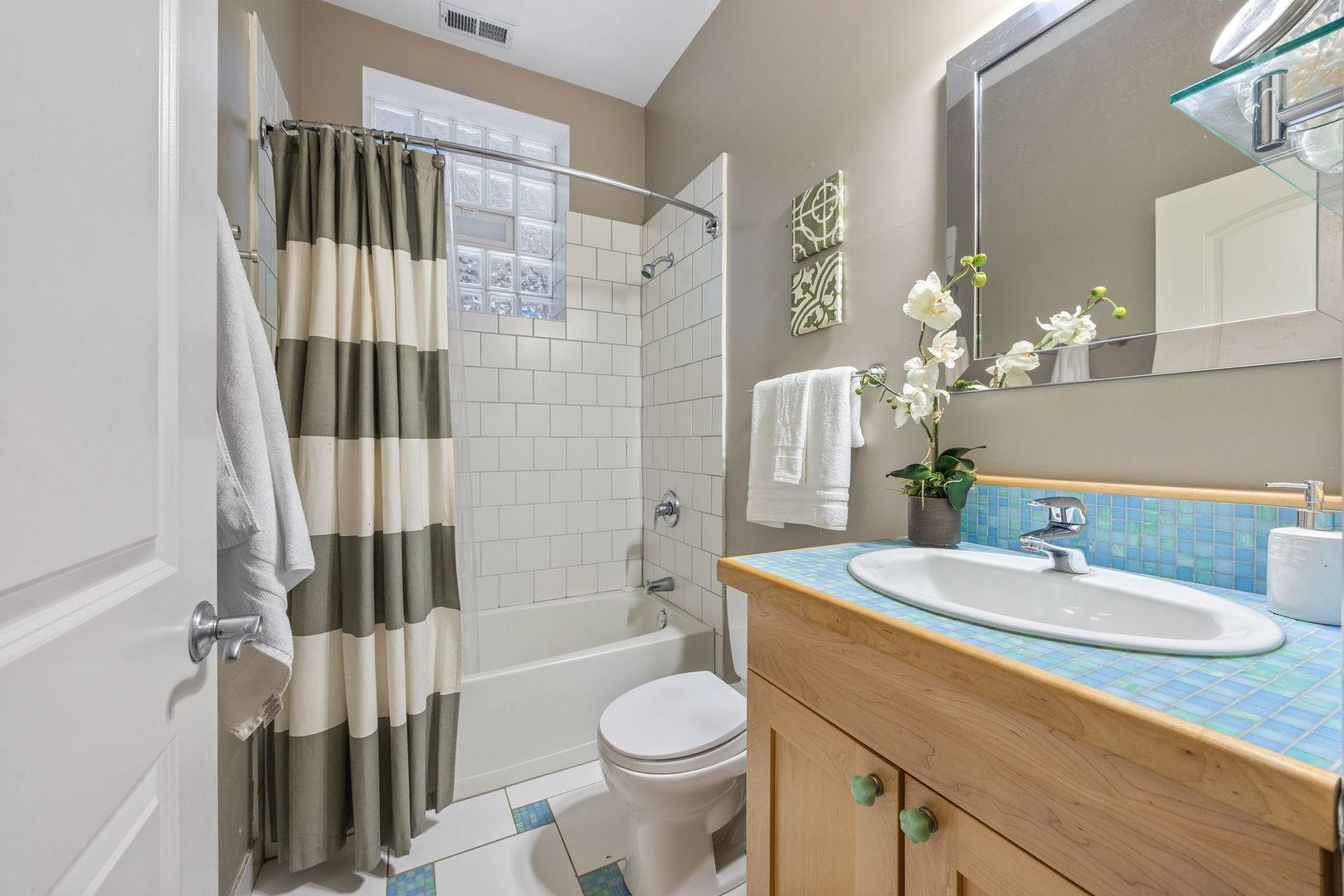 3732 N Kenmore Avenue Unit: 1