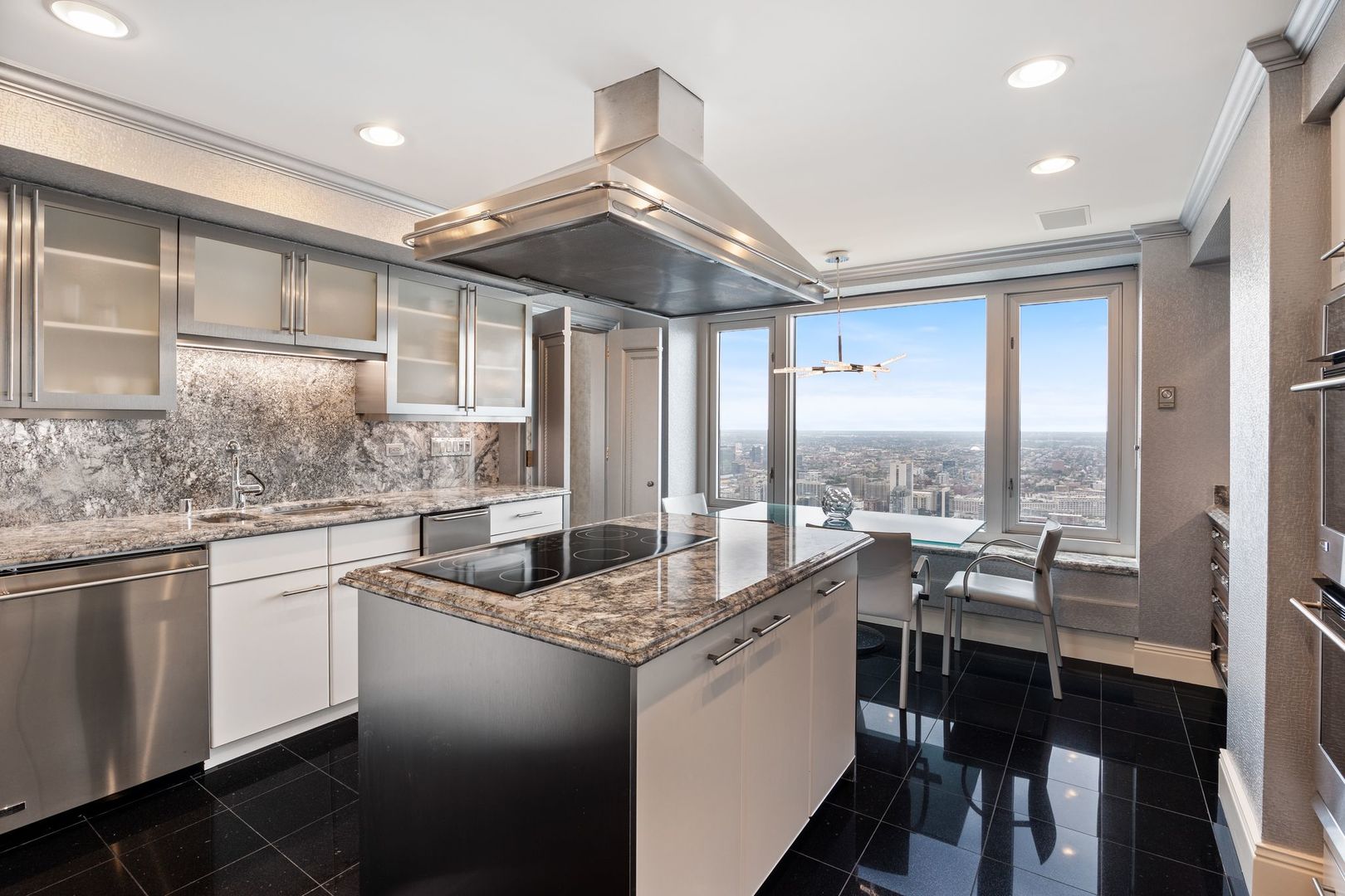 132 E Delaware Place Unit: 5501