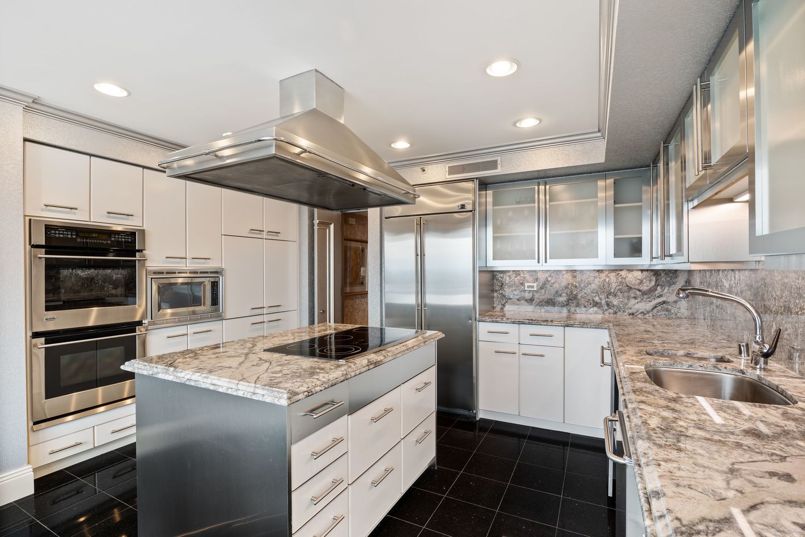 132 E Delaware Place Unit: 5501