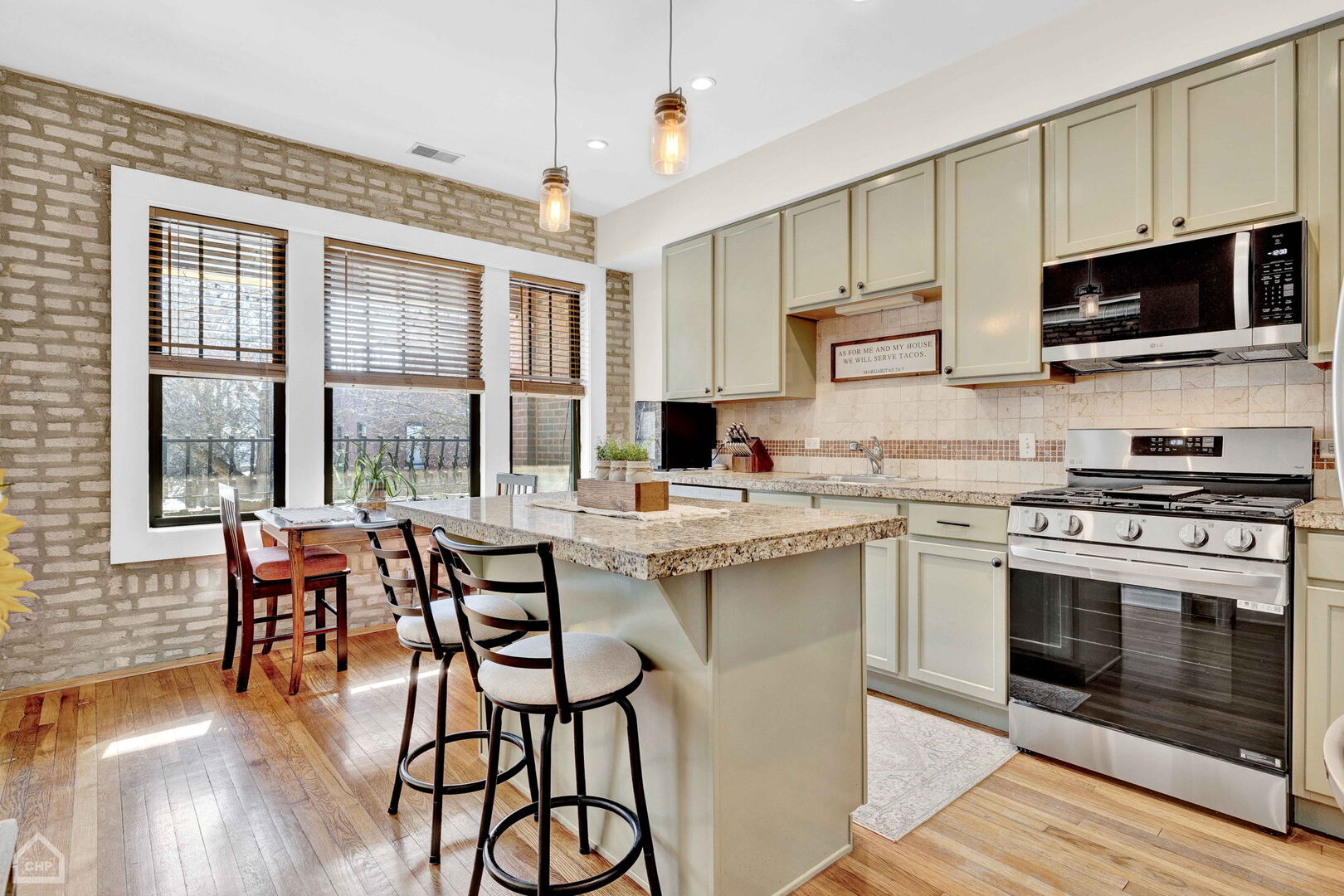 1846 W Berteau Avenue Unit: 2