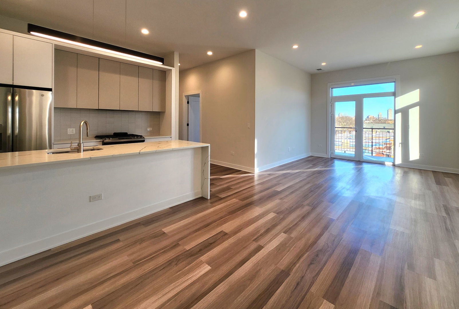 1348 W Roscoe Street Unit: 402