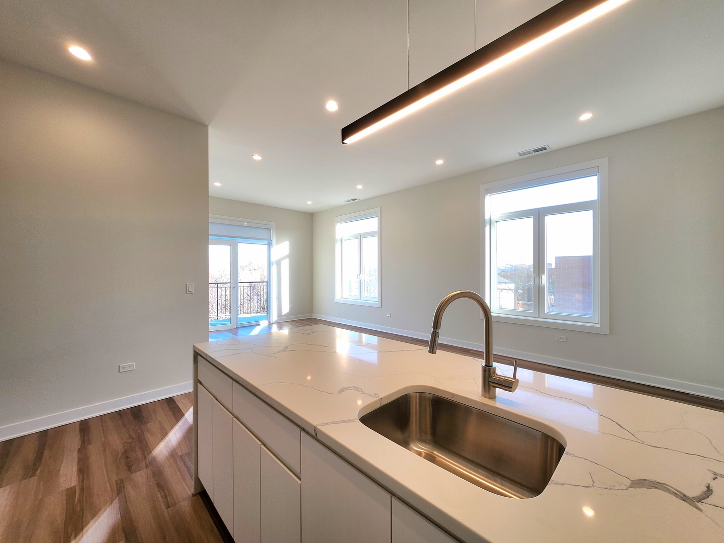 1348 W Roscoe Street Unit: 402