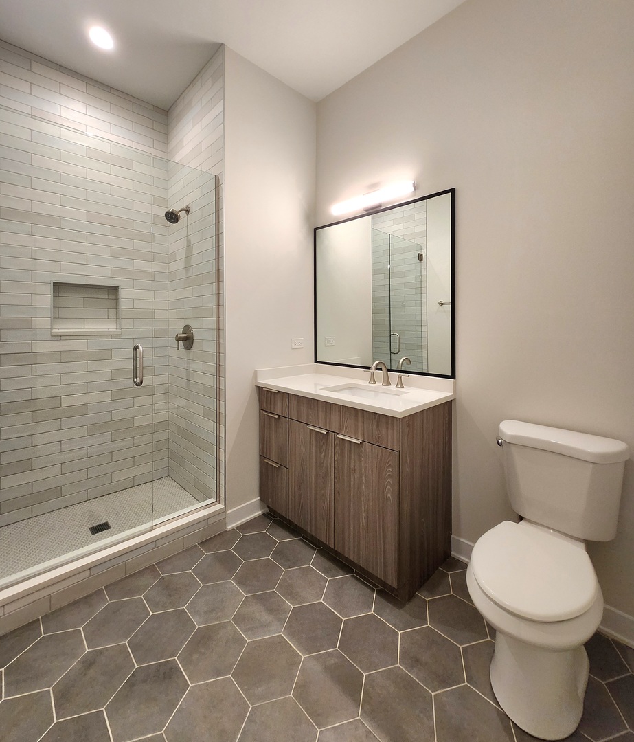 1348 W Roscoe Street Unit: 402