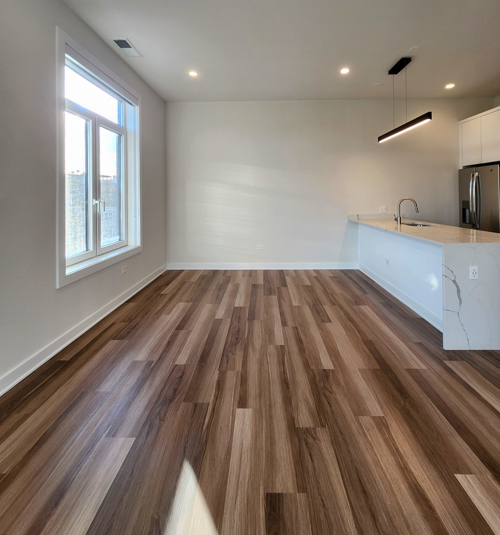 1348 W Roscoe Street Unit: 402