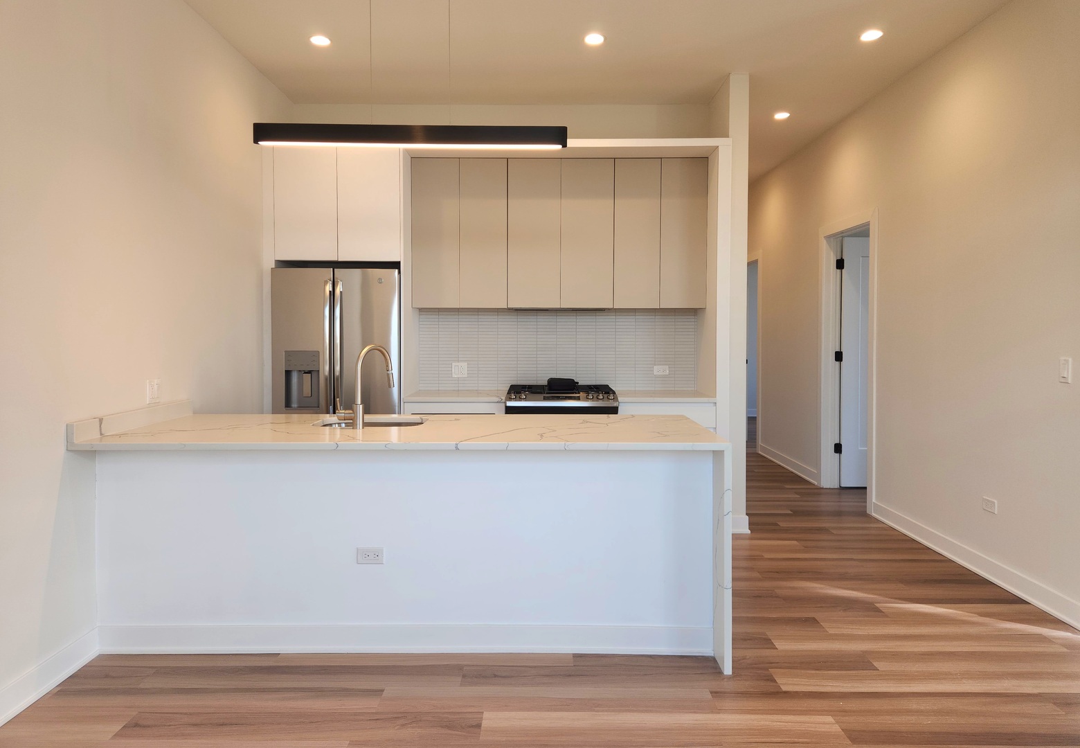 1348 W Roscoe Street Unit: 402