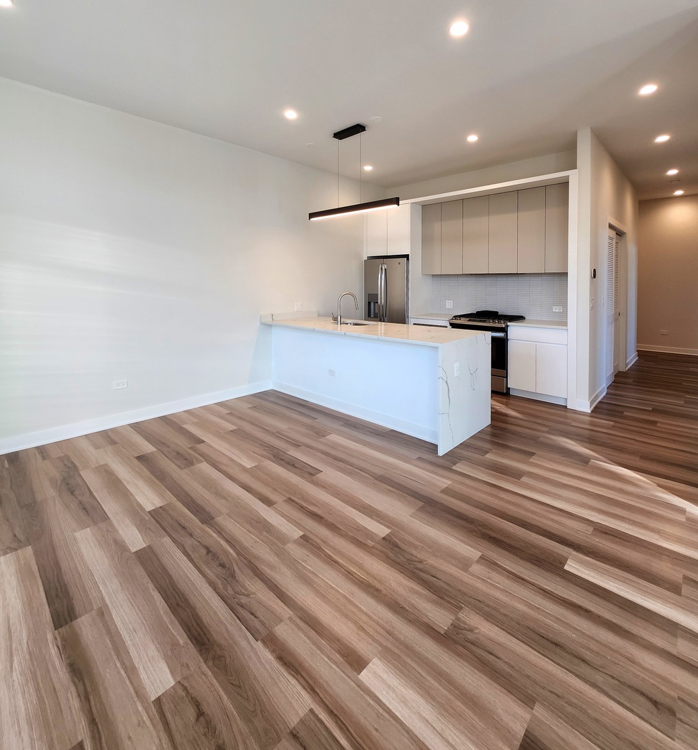 1348 W Roscoe Street Unit: 402