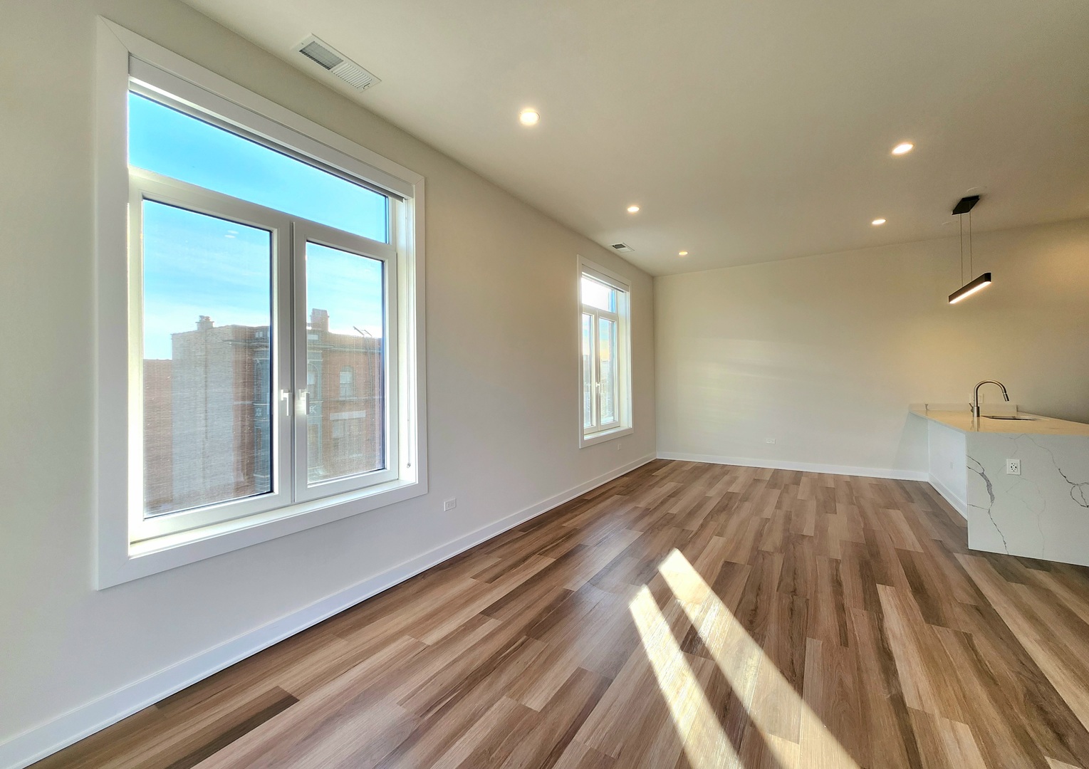 1348 W Roscoe Street Unit: 402