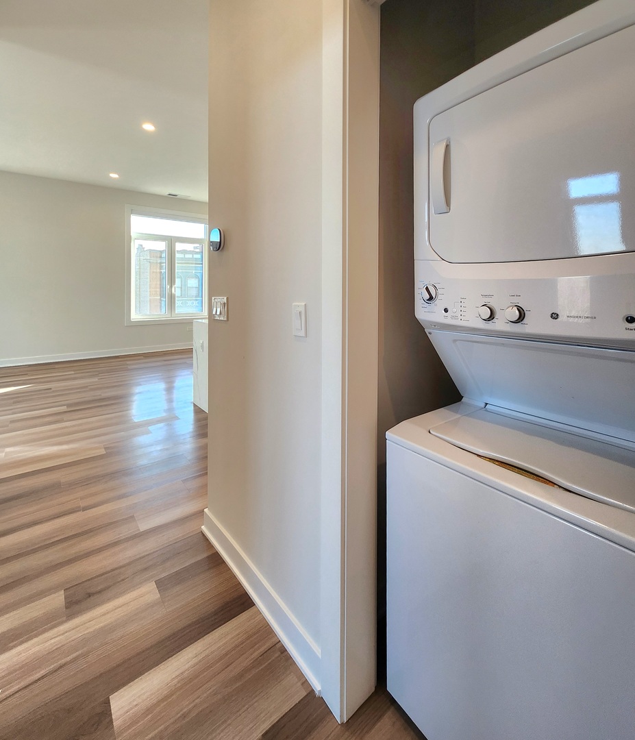 1348 W Roscoe Street Unit: 402