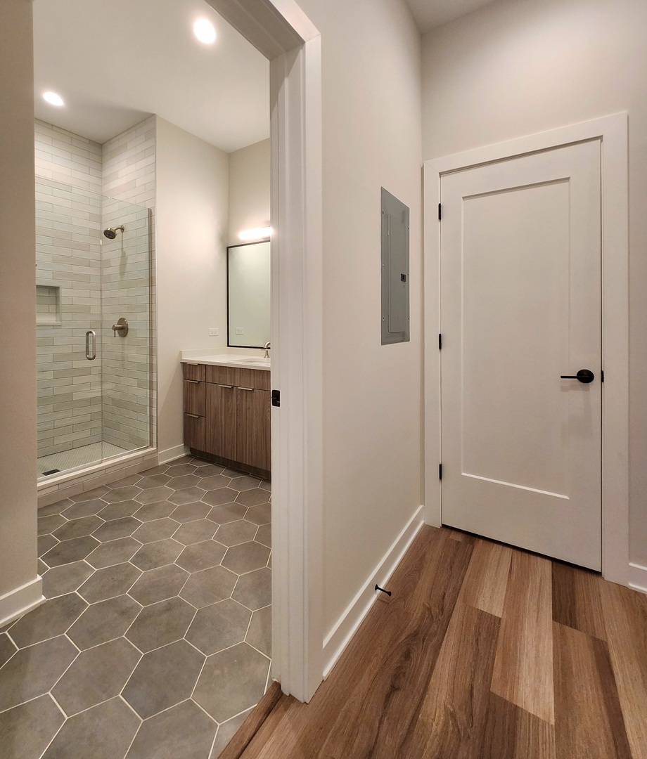 1348 W Roscoe Street Unit: 402