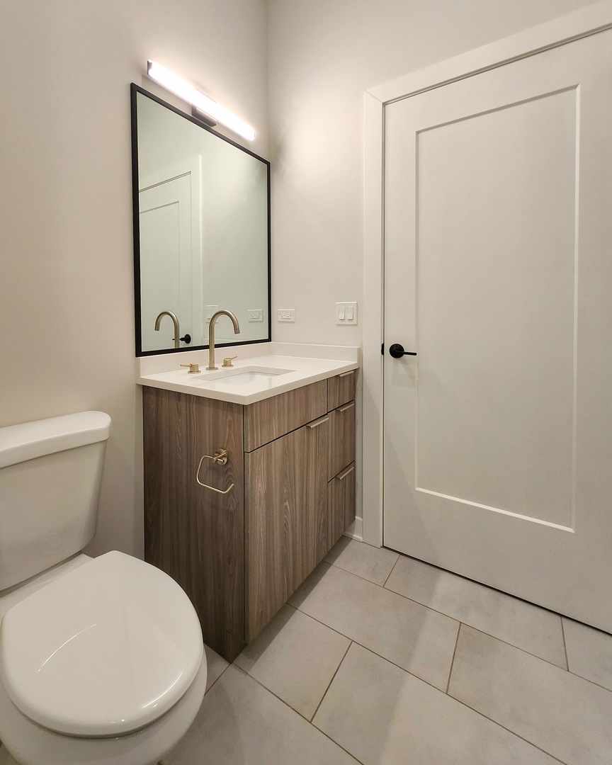 1348 W Roscoe Street Unit: 402