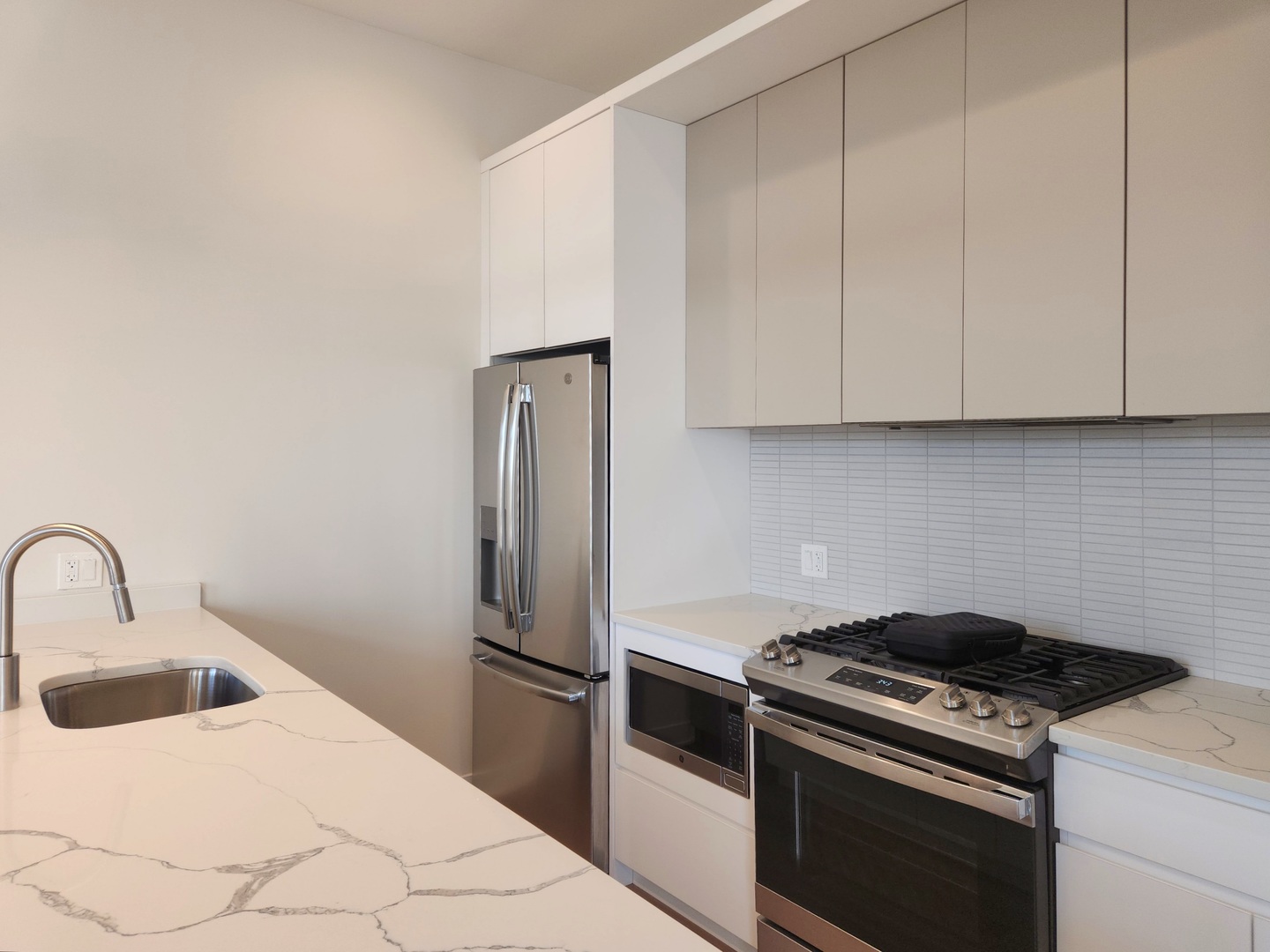 1348 W Roscoe Street Unit: 402