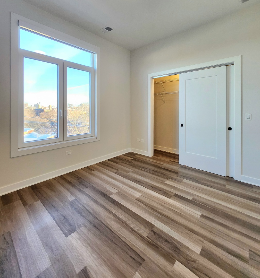 1348 W Roscoe Street Unit: 402