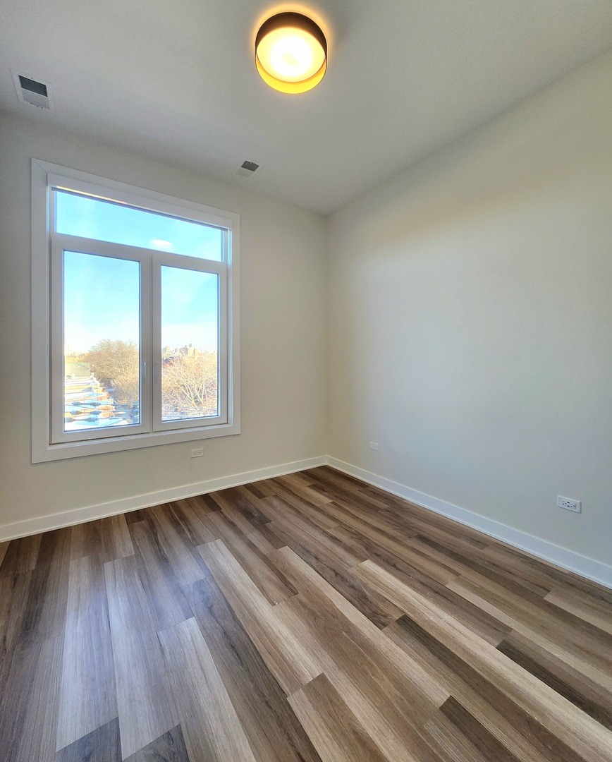 1348 W Roscoe Street Unit: 402