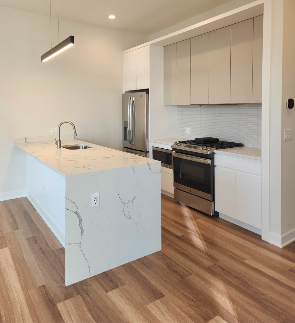 1348 W Roscoe Street Unit: 402