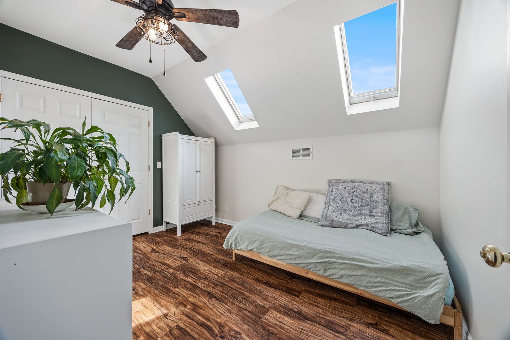 2904 N Avers Avenue Unit: 3R