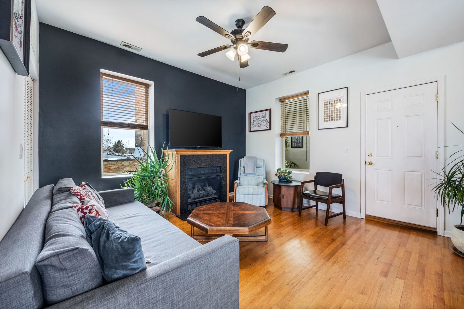 2904 N Avers Avenue Unit: 3R