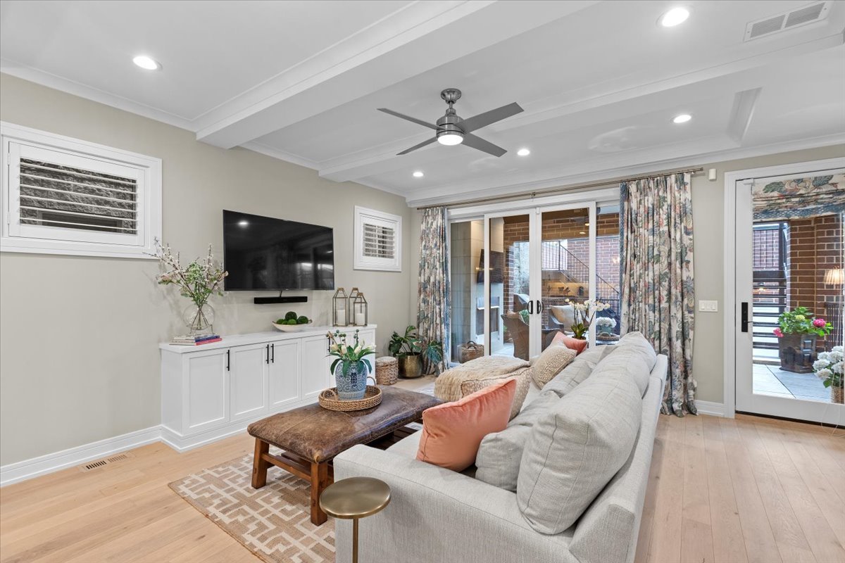 1922 W Belmont Avenue Unit: 1