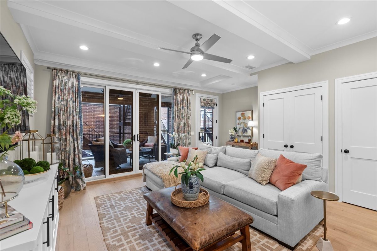 1922 W Belmont Avenue Unit: 1