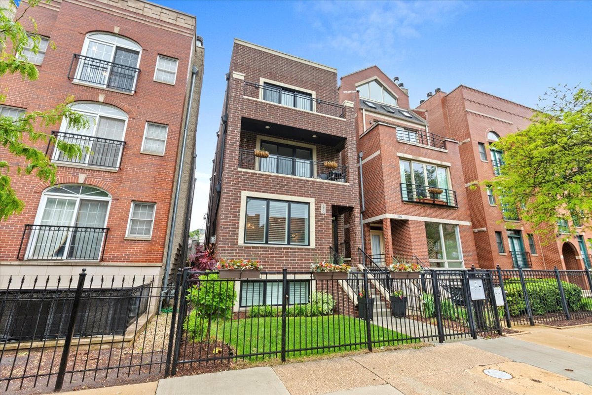 1922 W Belmont Avenue Unit: 1