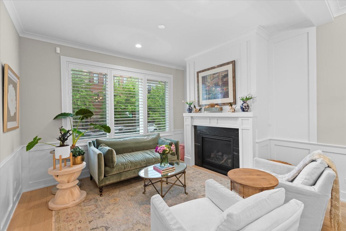 1922 W Belmont Avenue Unit: 1